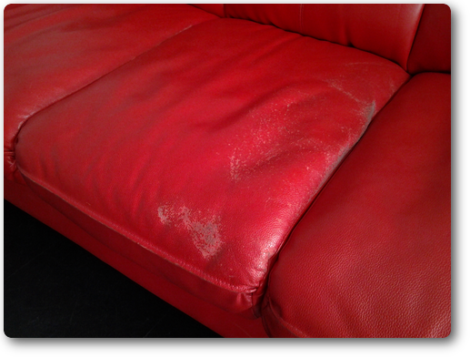 真っ赤なソファー擦れリペア前