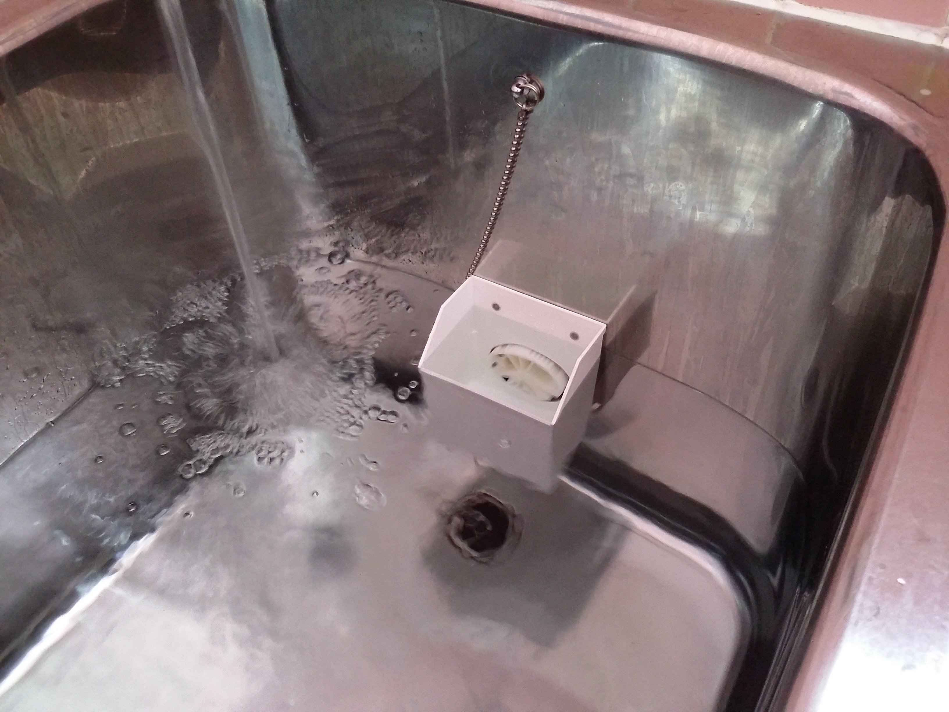 冷水をノズルの3cm上まで入れます 冷水をノズルの3cm上まで入れます