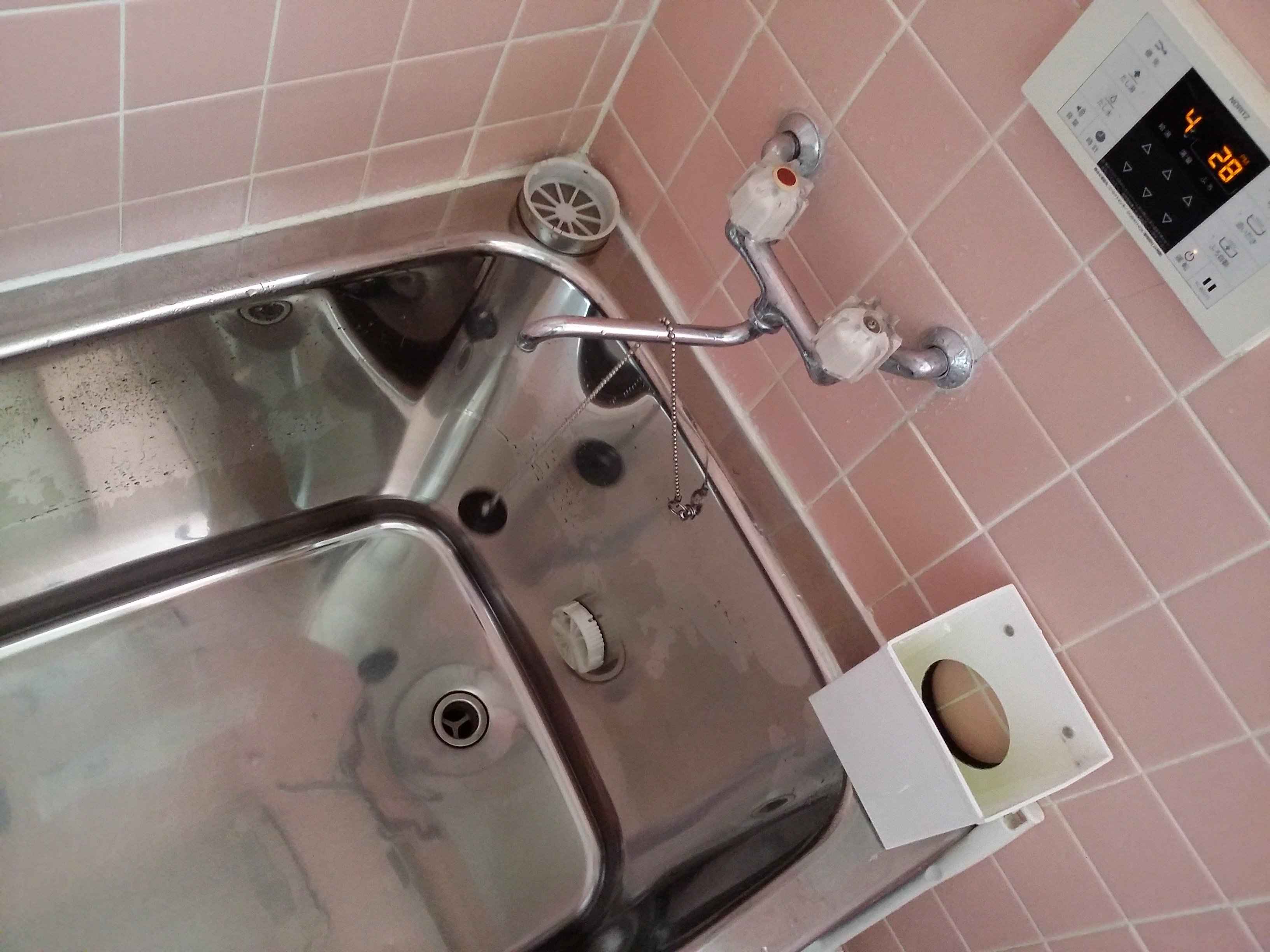 浴槽をクリーニングして排水 浴槽をクリーニングして排水