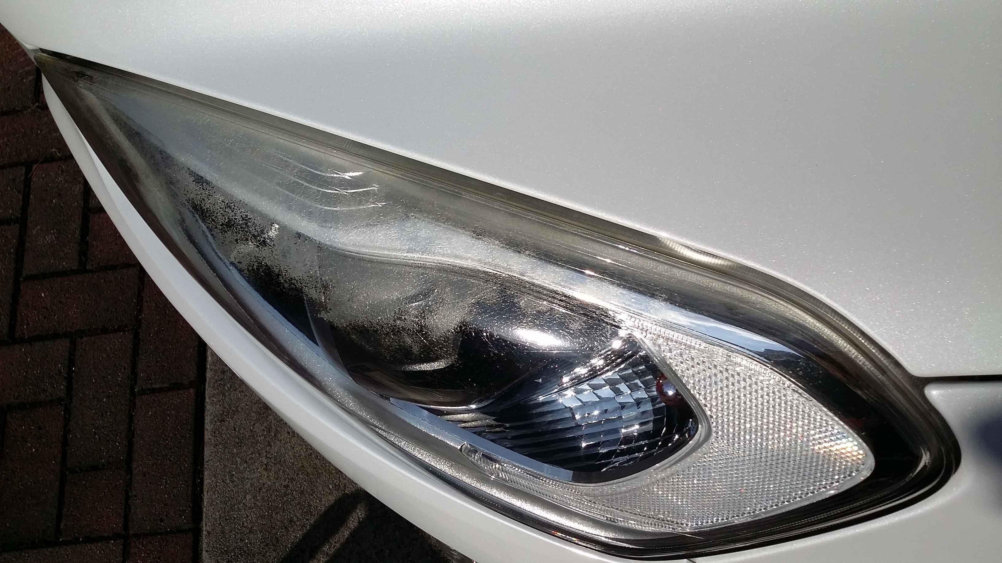 ボルボ へッドライトリペア前