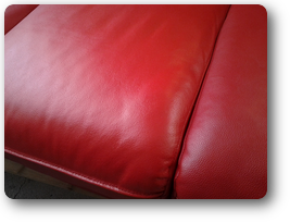 真っ赤なソファー擦れリペア後